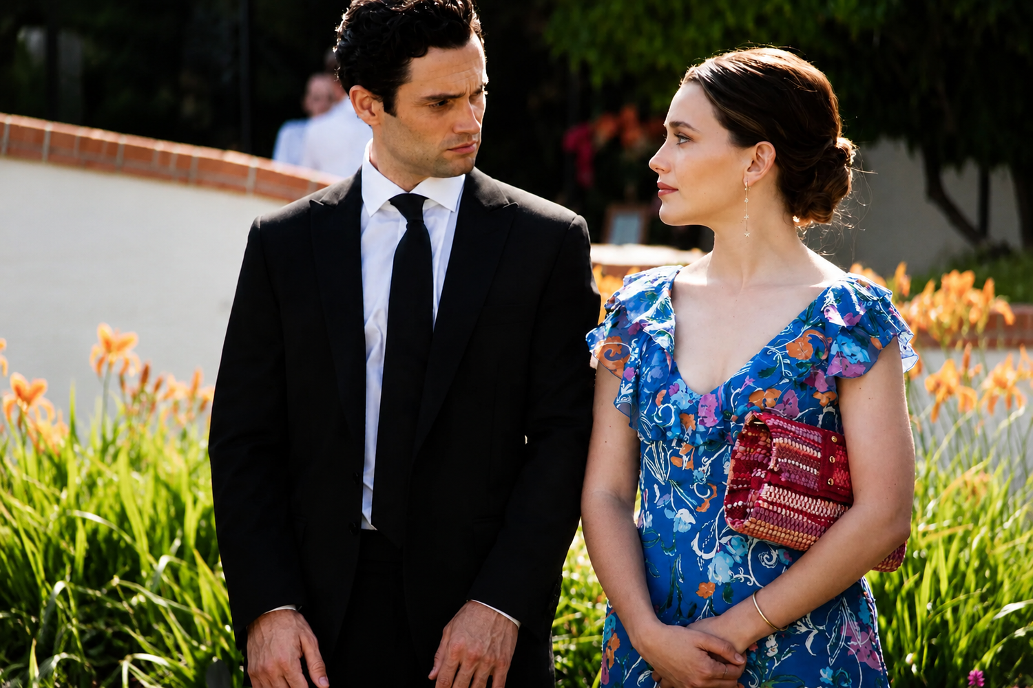 Victoria Pedretti carrying the KOORELOO 3D Ersilia Clutch in Netflix’s YOU.