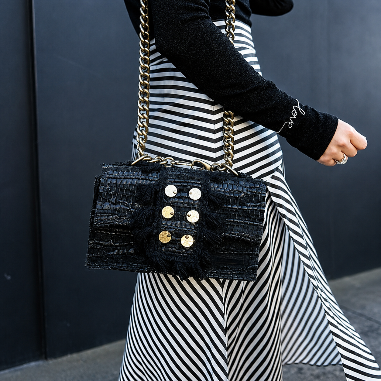 Black KOORELOO New Yorker shoulder bag with gold chain and signature six-coins details